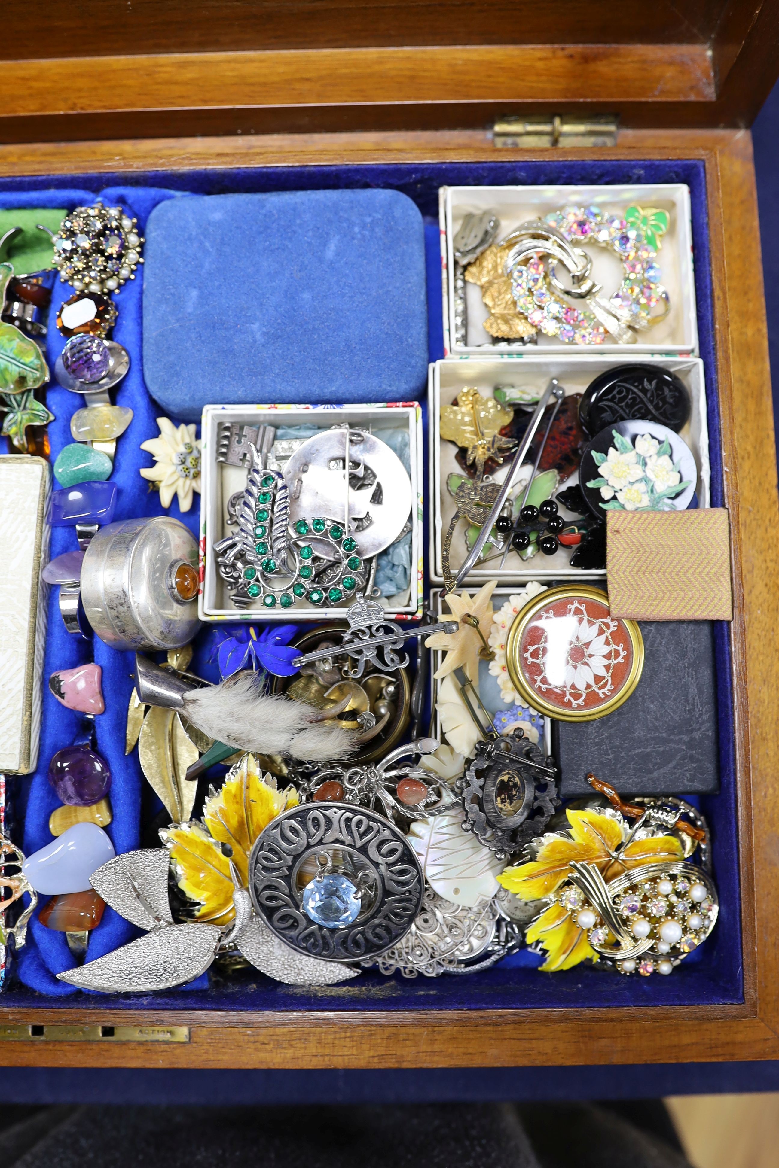 A quantity of assorted costume jewellery.